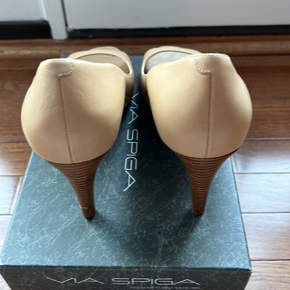 Via Spiga peep toe heel in beige. Classic look with brown heel details. - Picture 3 of 5